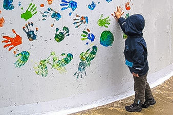 Kind bemalt die Wand, Haftpflichtversicherung
